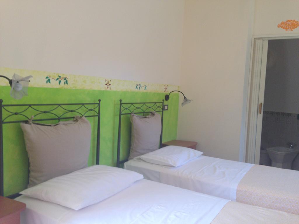 Maison d'hôtes Giardino Di Sicilia à SantʼAgata di Militello Chambre photo